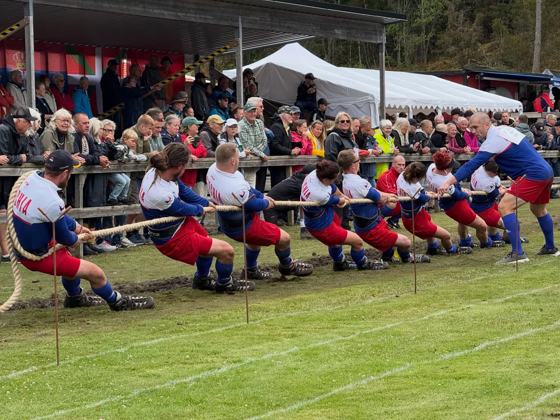 Reprezentace ČR na laně před zaplněnou tribunou.